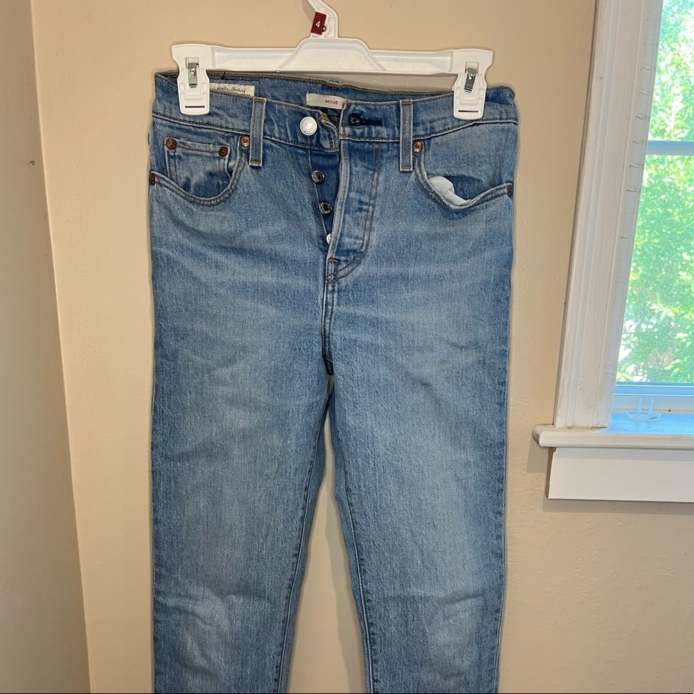 Levi’s wedgie fit (light wash)